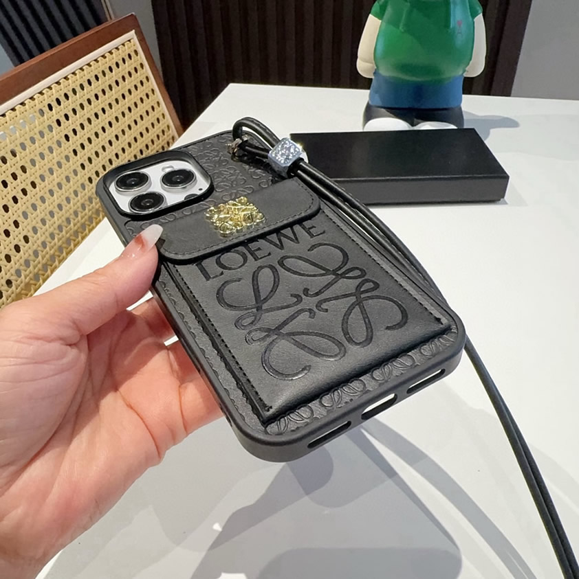 LOEWE iPhone用 エンボスレザー フォンケース(ブラック) IP048 - 画像 (6)