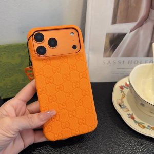 グッチ iPhone用 エンボスロゴ フォンケース（オレンジ） IP055