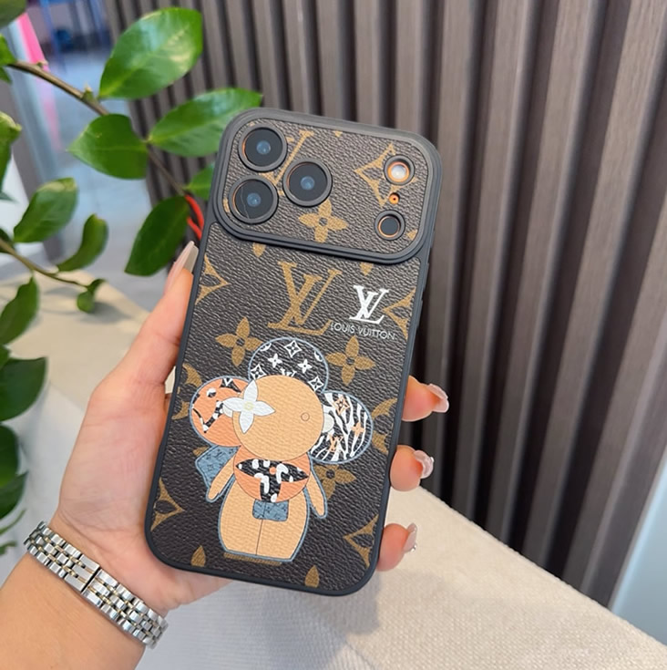 ルイ・ヴィトン iPhone用 モノグラム・キャンバス フォンケース（ヴィヴィエンヌ） IP058