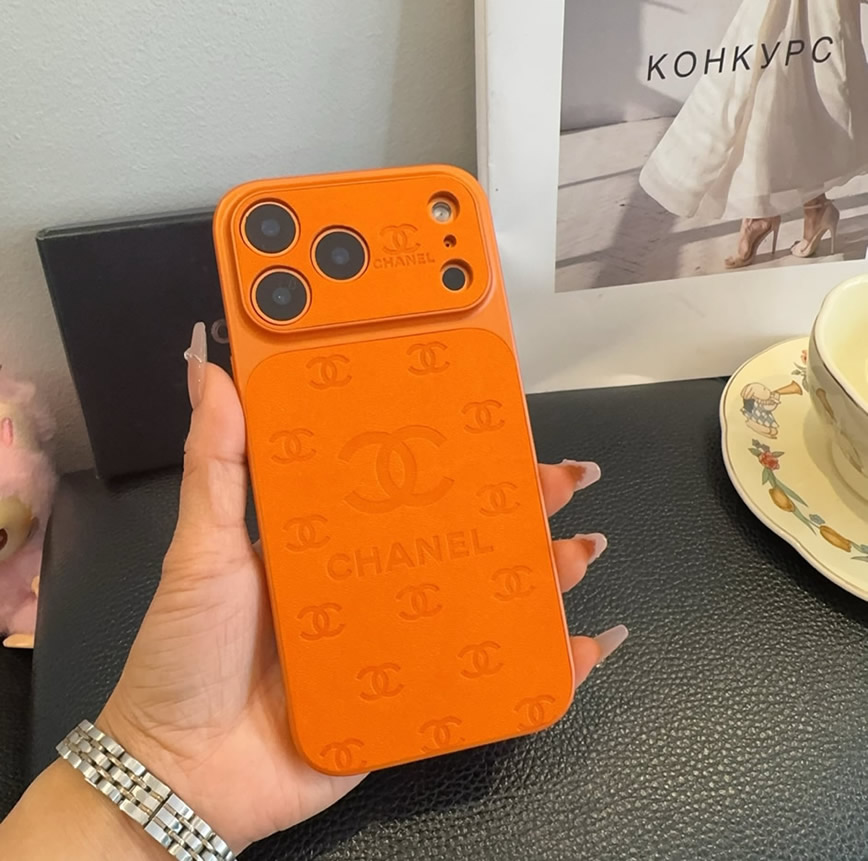 シャネル iPhone用 エンボスCCロゴ フォンケース(オレンジ) IP062