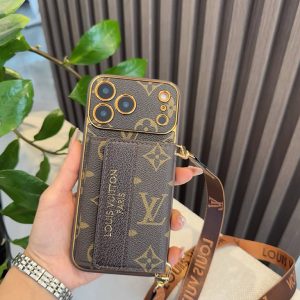 ルイ・ヴィトン iPhone用 モノグラム・キャンバス フラップポケット フォンケース（ストラップ付き）IP065