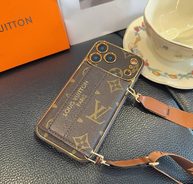 ルイ・ヴィトン iPhone用 モノグラム・キャンバス フラップポケット フォンケース(ストラップ付き)IP065 - 画像 (2)