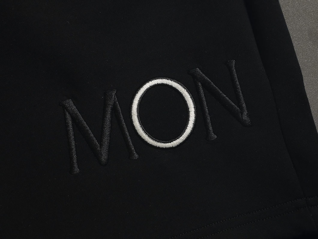 モンクレール 「MON」ロゴ刺繍 コットン ショートパンツ ブラック FS279 - 画像 (6)