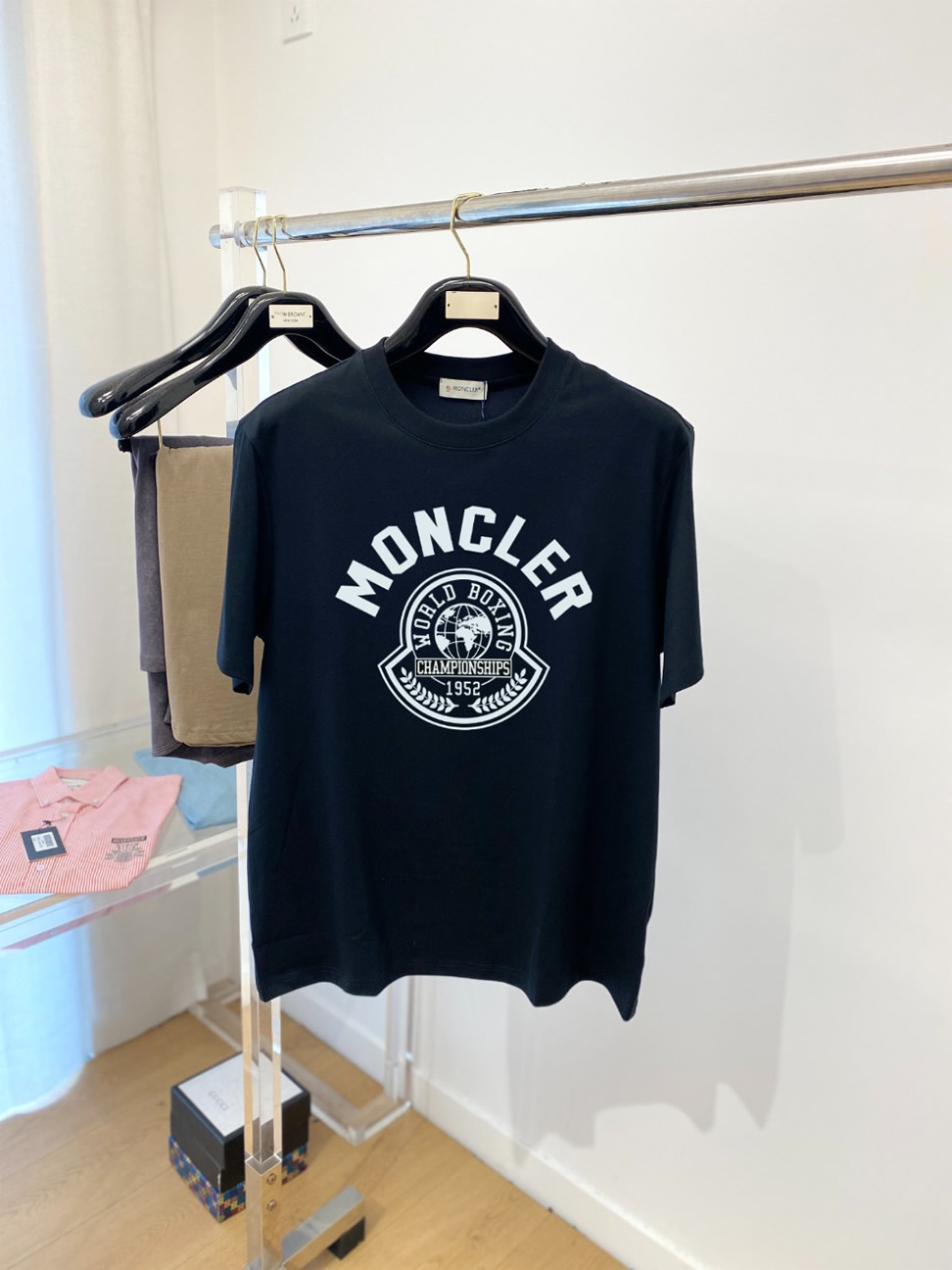 モンクレール カレッジロゴ&ボクシング グラフィック コットン Tシャツ ブラック FS281