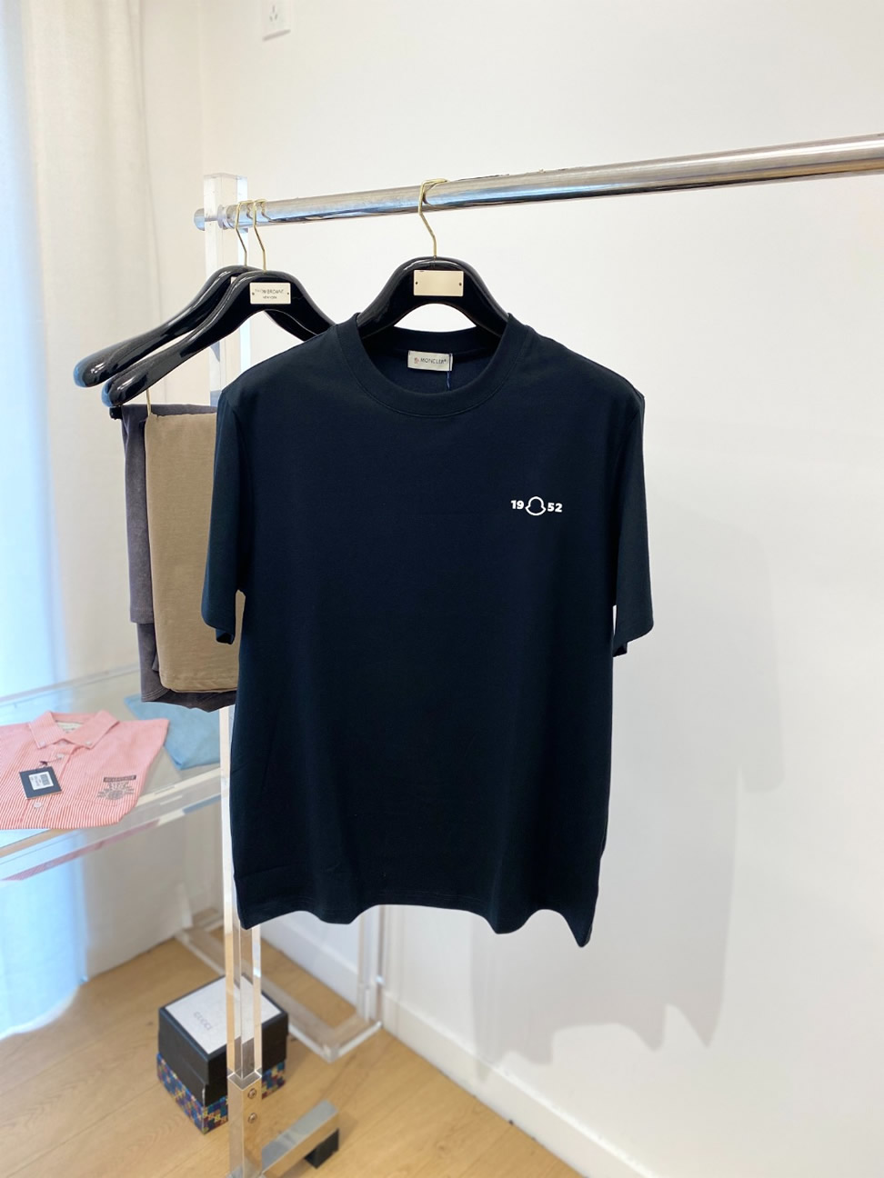 モンクレール ミニマル1952ロゴ コットン Tシャツ ブラック FS282