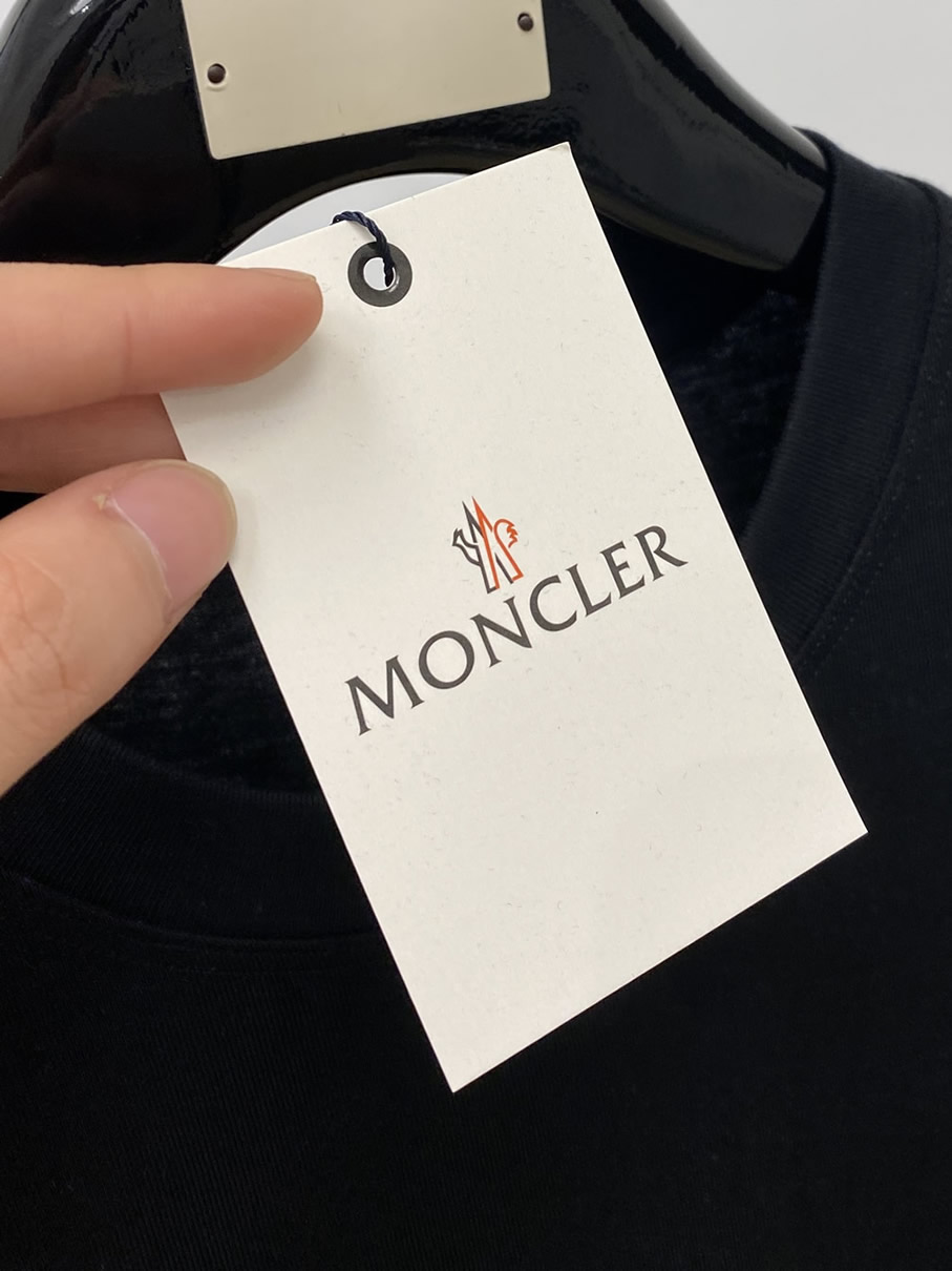 モンクレール Rocnationロゴ コットン Tシャツ ブラック FS283 - 画像 (3)