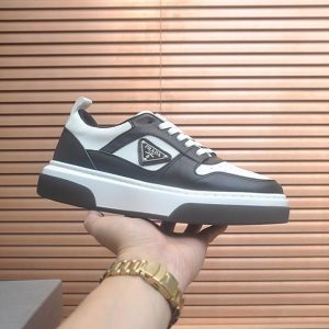 プラダ スニーカー トライアングルロゴ ブラック ホワイト shoes402