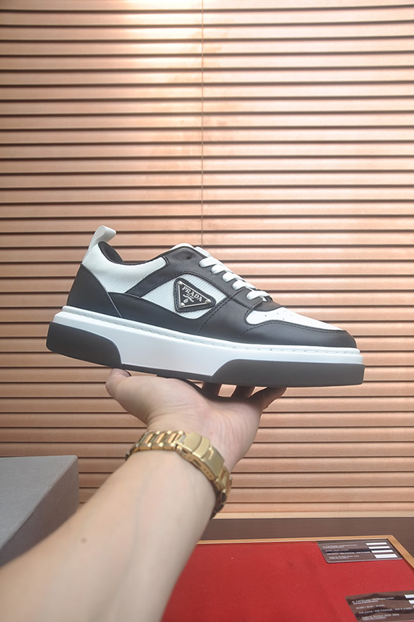 プラダ スニーカー トライアングルロゴ ブラック ホワイト shoes402