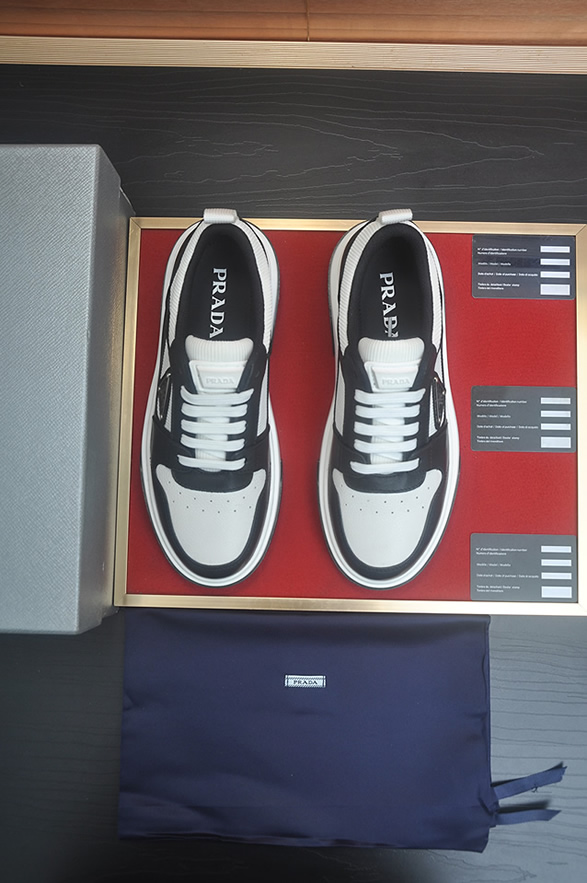 プラダ スニーカー トライアングルロゴ ブラック ホワイト shoes402 - 画像 (2)