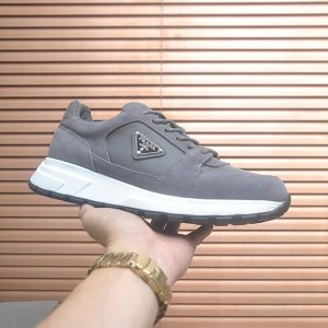 プラダ スニーカー トライアングルロゴ グレー ホワイトソール shoes404