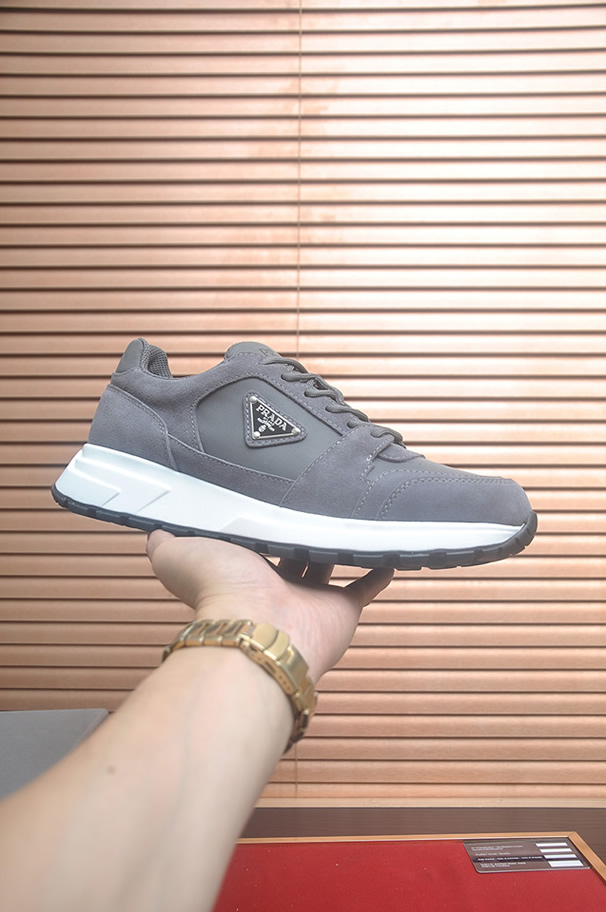 プラダ スニーカー トライアングルロゴ グレー ホワイトソール shoes404
