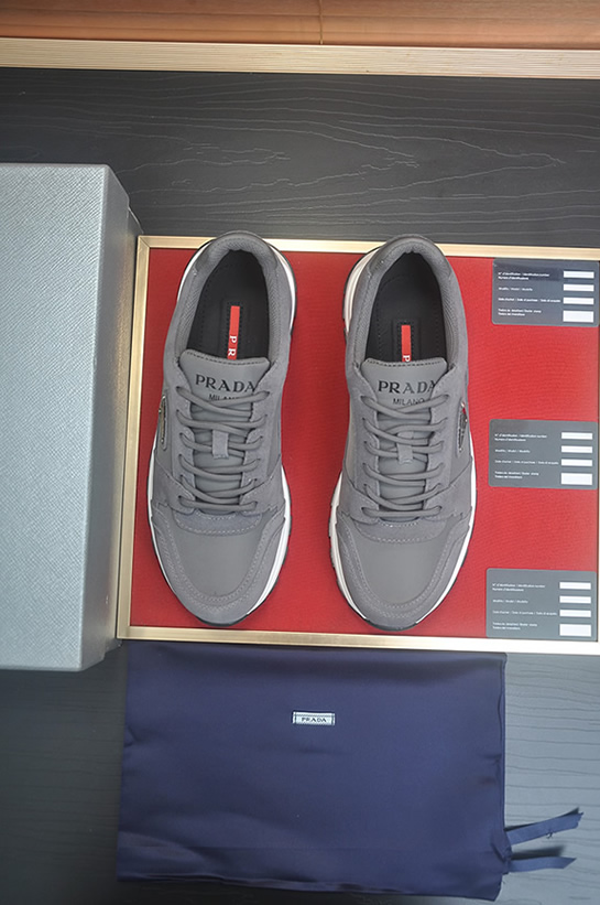 プラダ スニーカー トライアングルロゴ グレー ホワイトソール shoes404 - 画像 (2)