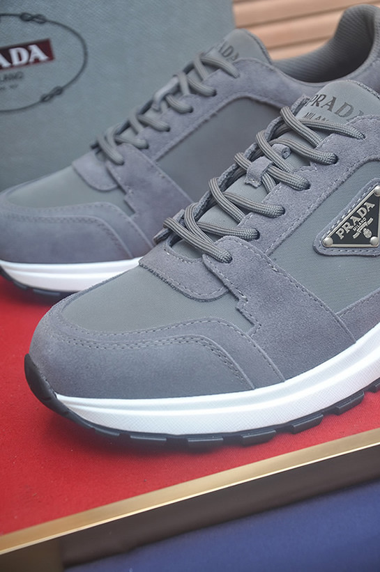 プラダ スニーカー トライアングルロゴ グレー ホワイトソール shoes404 - 画像 (8)