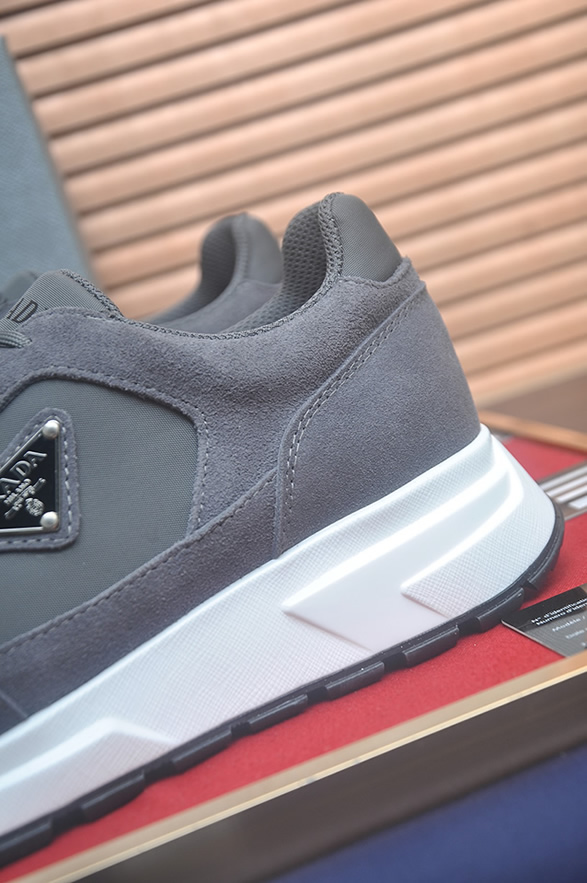 プラダ スニーカー トライアングルロゴ グレー ホワイトソール shoes404 - 画像 (9)
