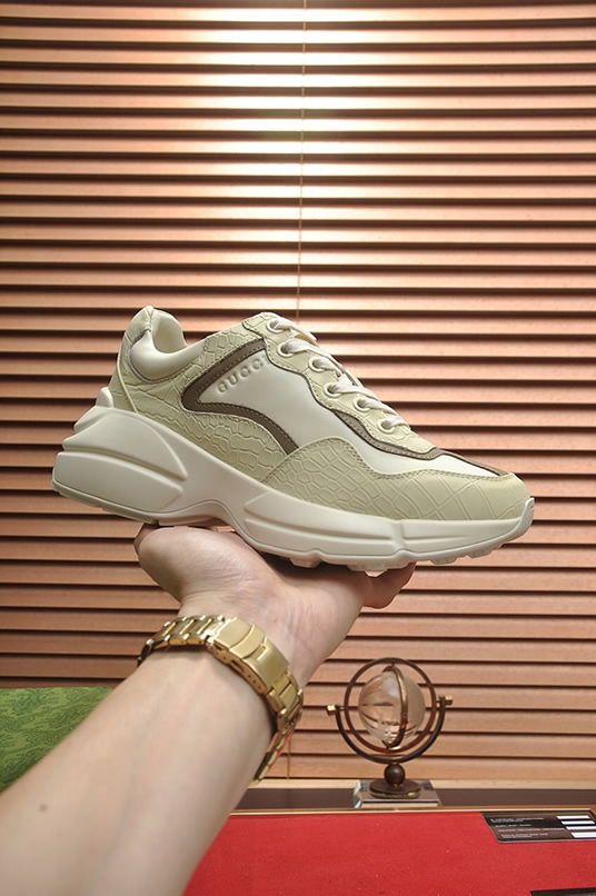 グッチ クロコダイル型押し 厚底スニーカー オフホワイト shoes494