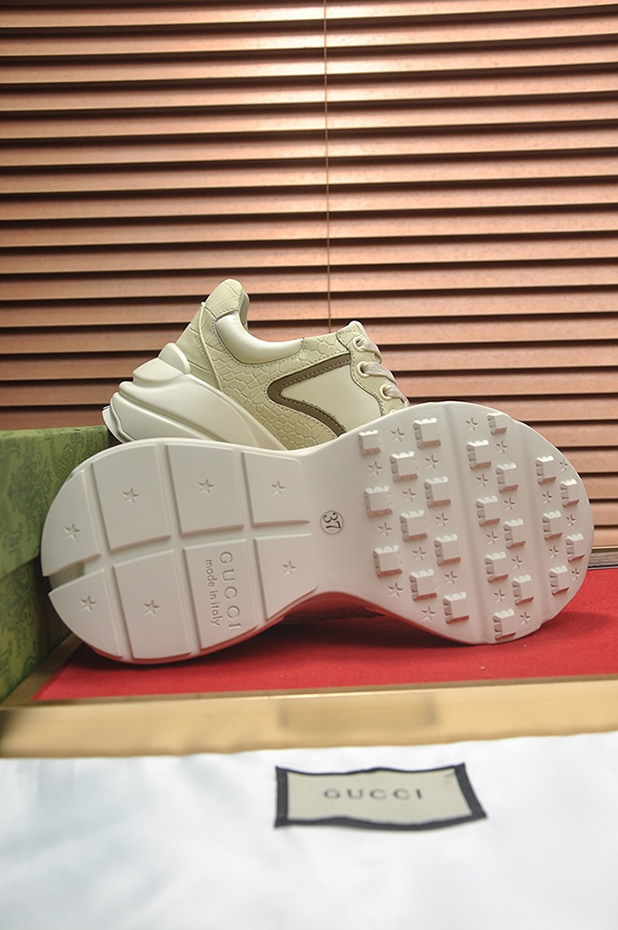 グッチ クロコダイル型押し 厚底スニーカー オフホワイト shoes494 - 画像 (7)