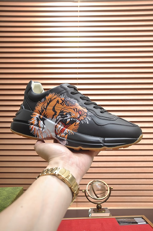 グッチ タイガーモチーフ 厚底スニーカー ブラック shoes496