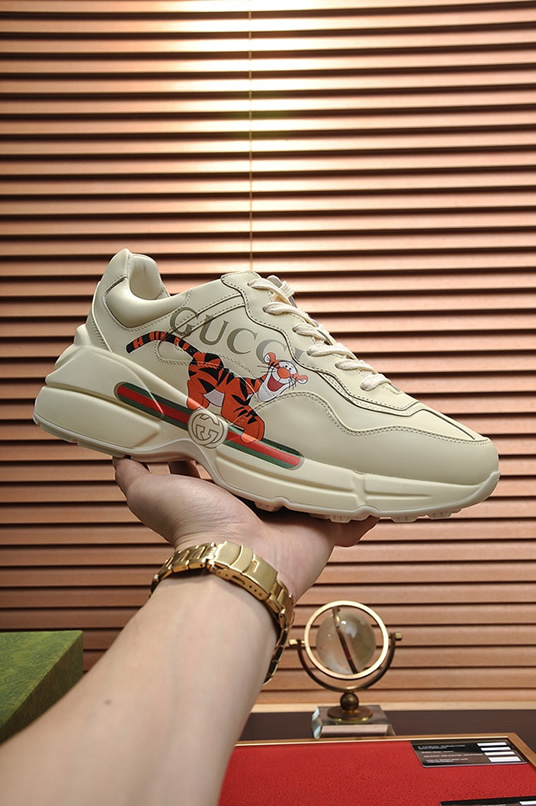 グッチ ティガーモチーフ 厚底スニーカー オフホワイト shoes500