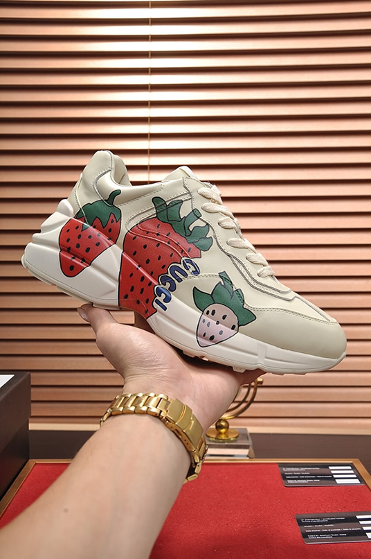 グッチ ストロベリーモチーフ 厚底スニーカー オフホワイト shoes514