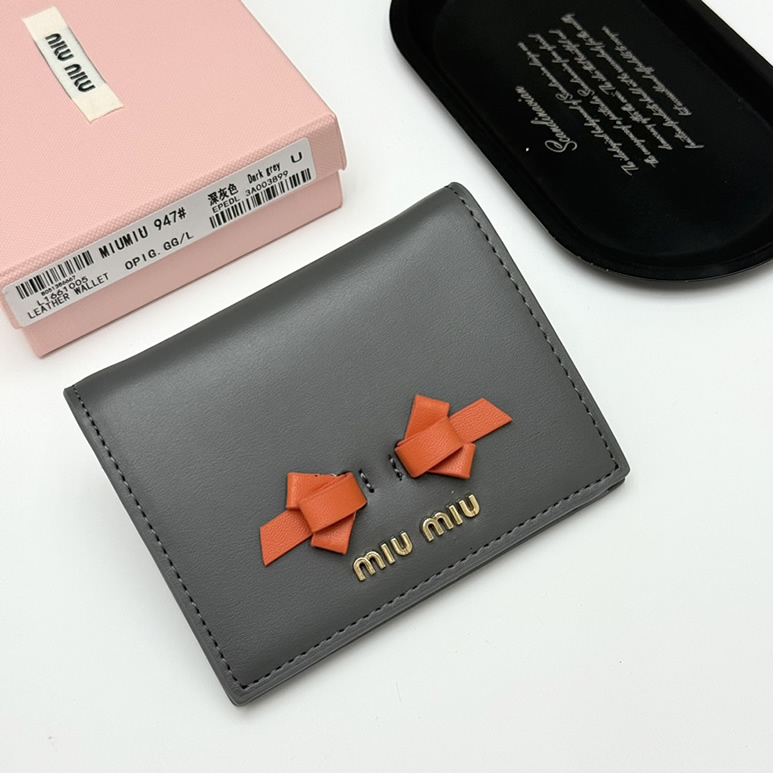 Miu Miu レザー コンパクトウォレット ダークグレー miumiu947