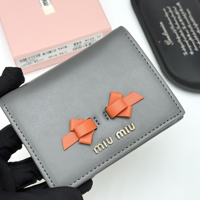 Miu Miu レザー コンパクトウォレット ダークグレー miumiu947 - 画像 (2)