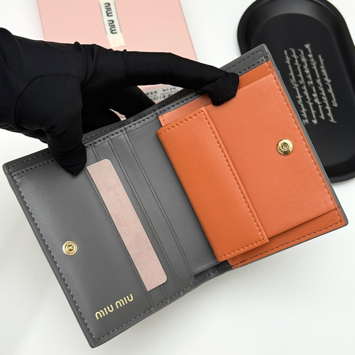 Miu Miu レザー コンパクトウォレット ダークグレー miumiu947 - 画像 (7)