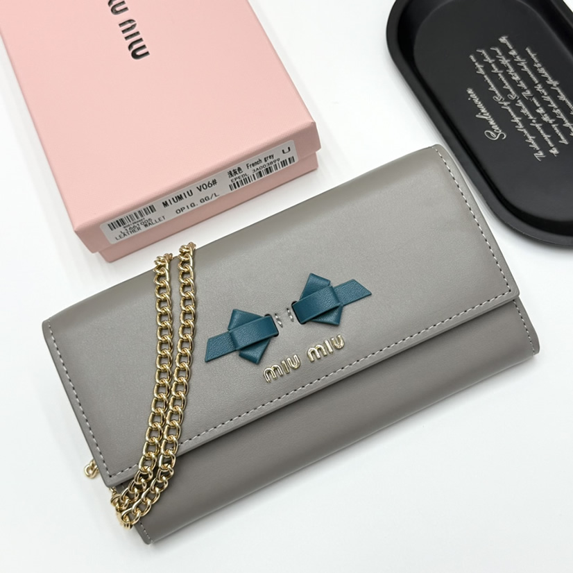 Miu Miu チェーンウォレット フレンチグレー miumiuv06
