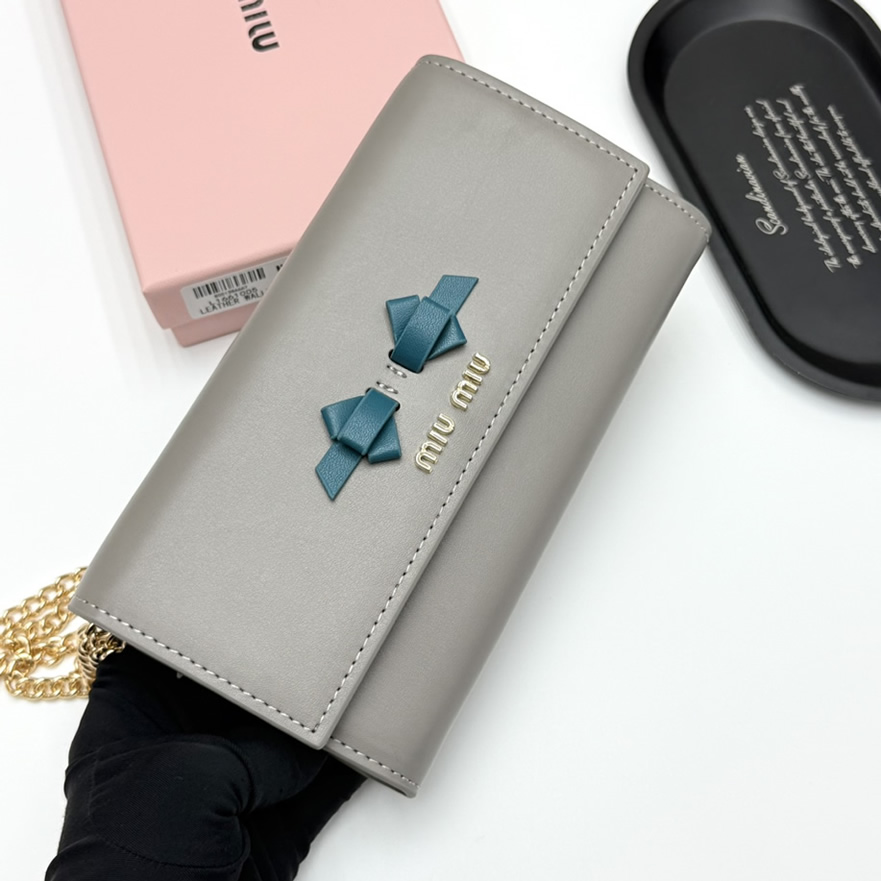 Miu Miu チェーンウォレット フレンチグレー miumiuv06 - 画像 (3)