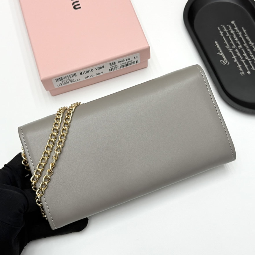Miu Miu チェーンウォレット フレンチグレー miumiuv06 - 画像 (4)