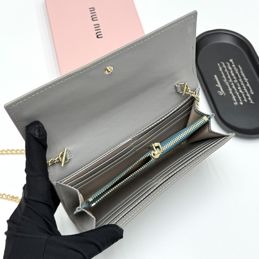 Miu Miu チェーンウォレット フレンチグレー miumiuv06 - 画像 (7)