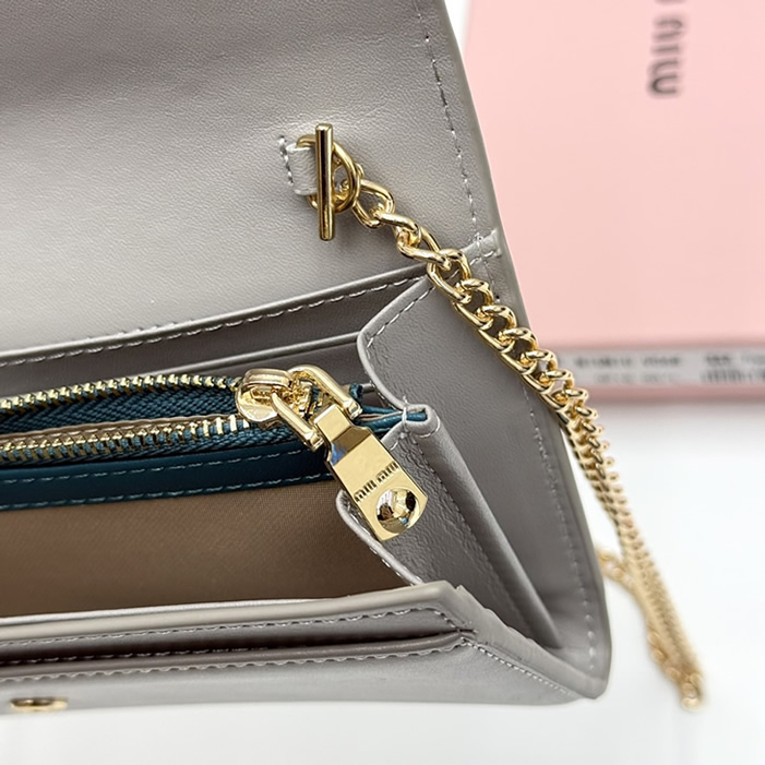 Miu Miu チェーンウォレット フレンチグレー miumiuv06 - 画像 (8)