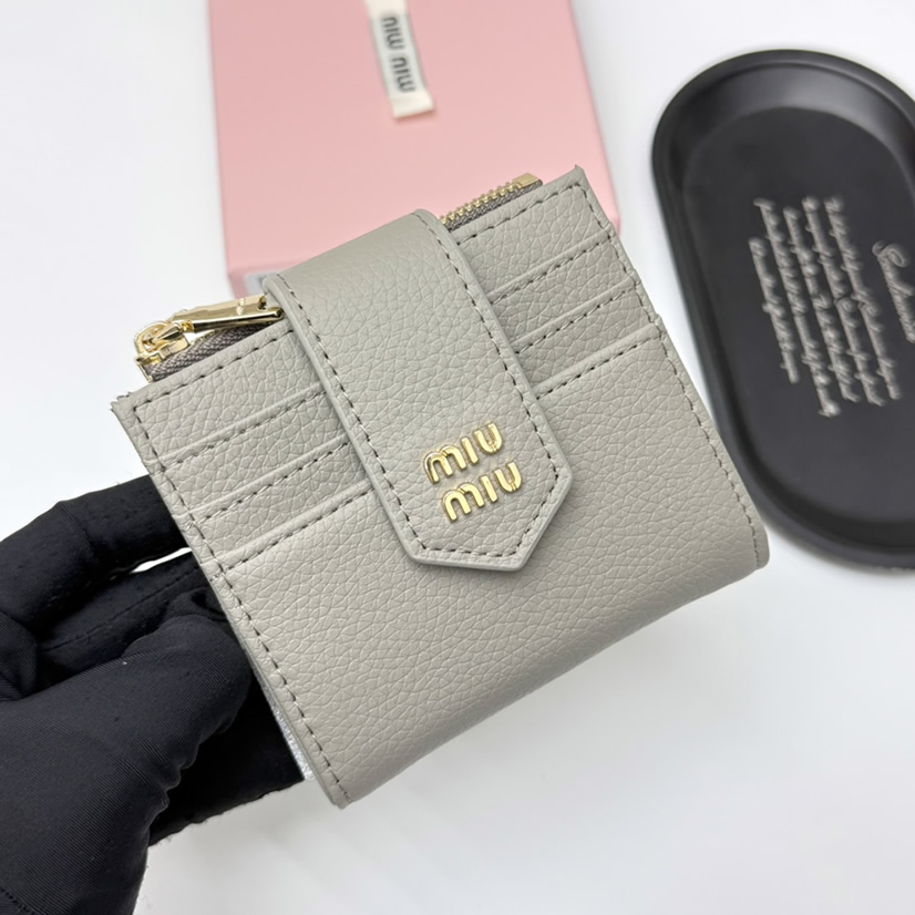Miu Miu レザー コンパクトカードホルダー グレー miumiuV13 - 画像 (2)