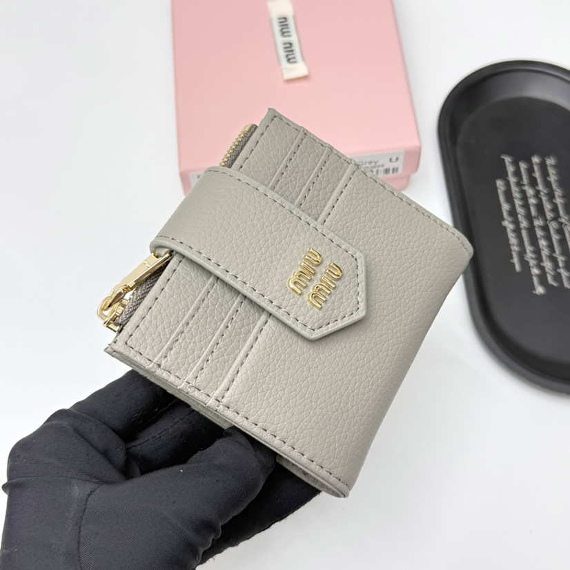 Miu Miu レザー コンパクトカードホルダー グレー miumiuV13 - 画像 (3)