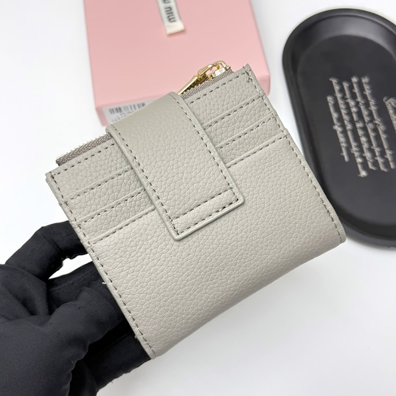 Miu Miu レザー コンパクトカードホルダー グレー miumiuV13 - 画像 (4)