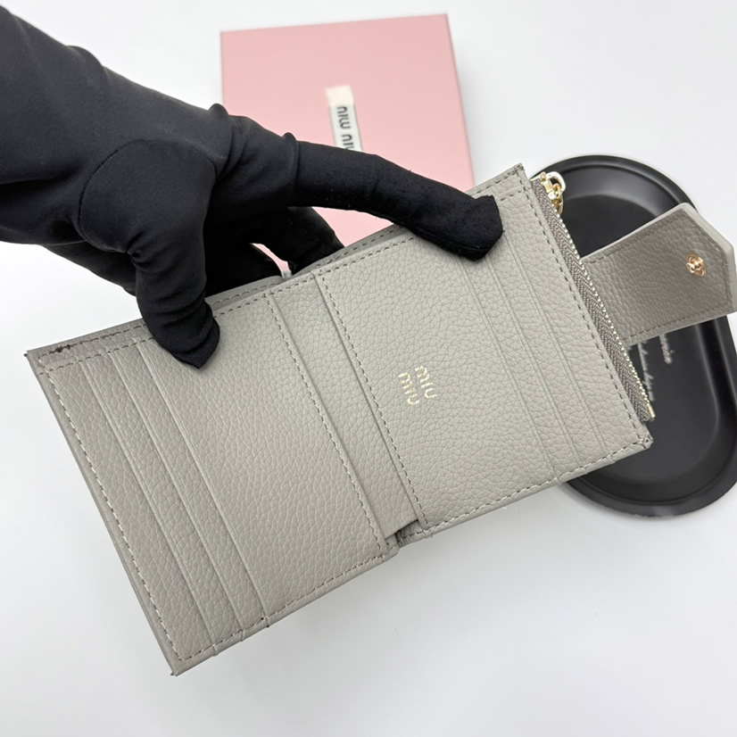 Miu Miu レザー コンパクトカードホルダー グレー miumiuV13 - 画像 (5)