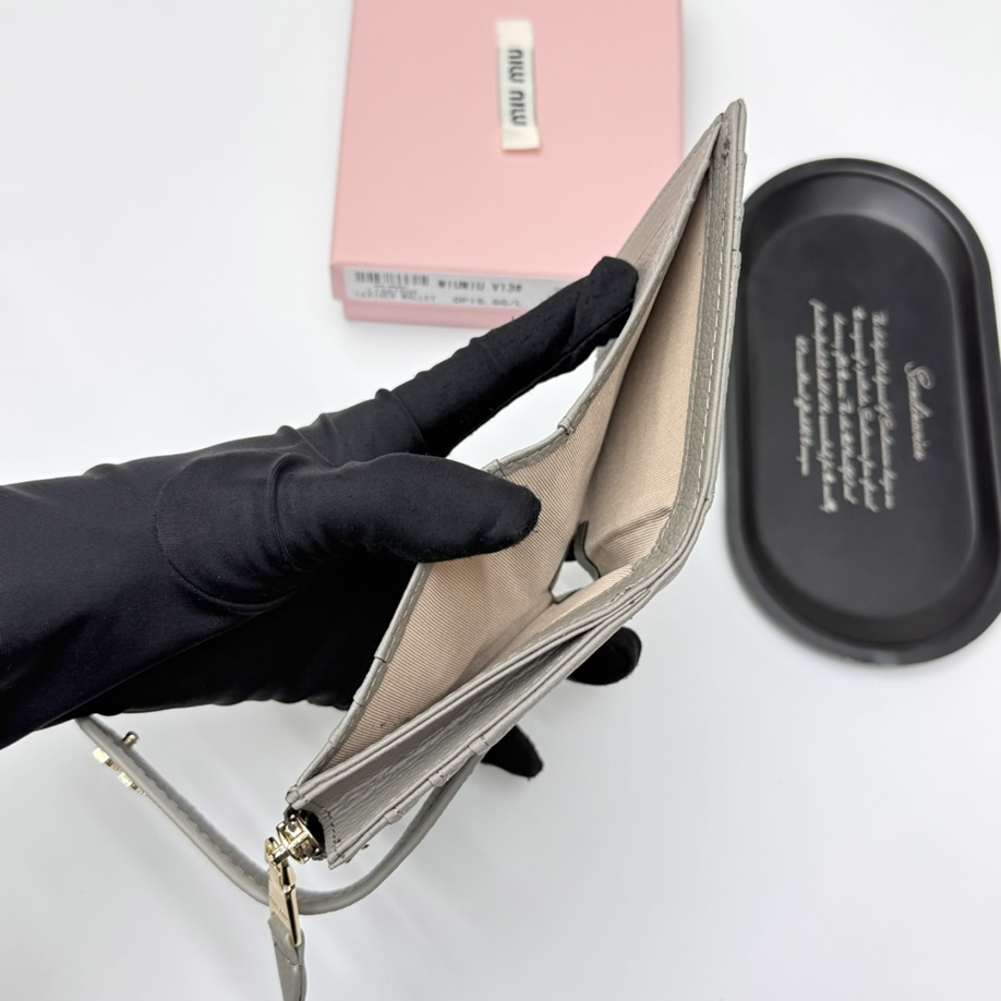 Miu Miu レザー コンパクトカードホルダー グレー miumiuV13 - 画像 (6)