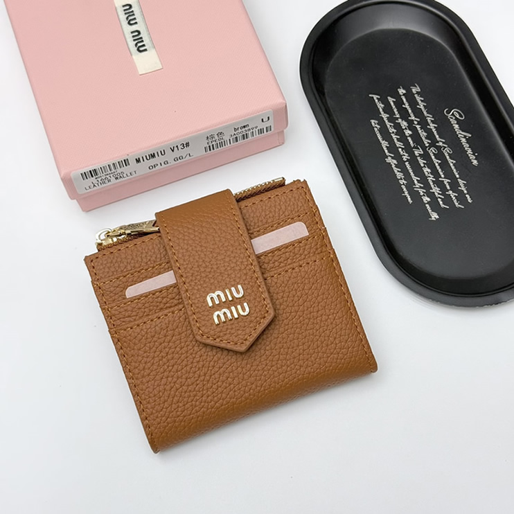 Miu Miu レザー コンパクトカードホルダー ブラウン miumiuV13
