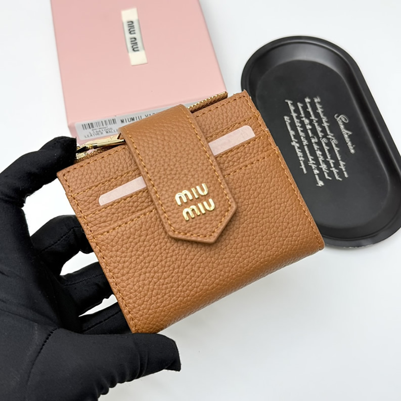 Miu Miu レザー コンパクトカードホルダー ブラウン miumiuV13 - 画像 (2)