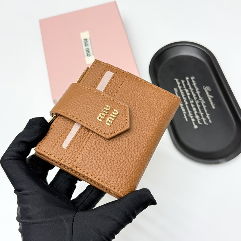 Miu Miu レザー コンパクトカードホルダー ブラウン miumiuV13 - 画像 (3)