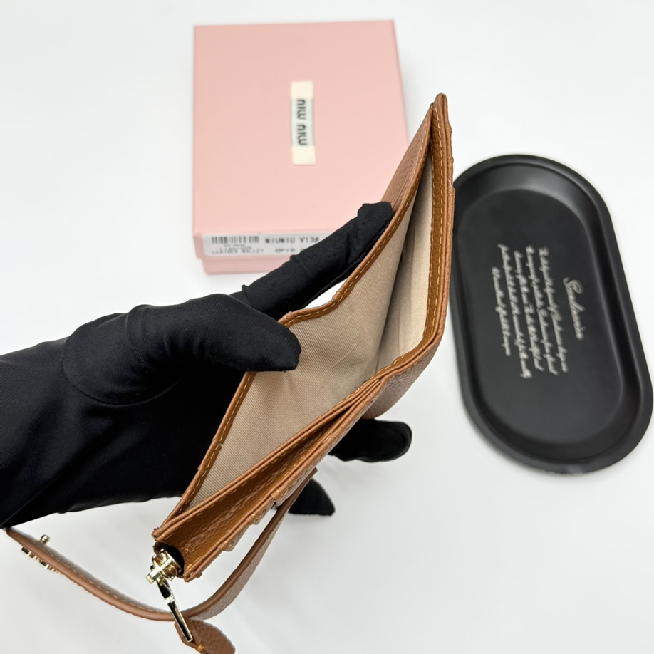 Miu Miu レザー コンパクトカードホルダー ブラウン miumiuV13 - 画像 (6)