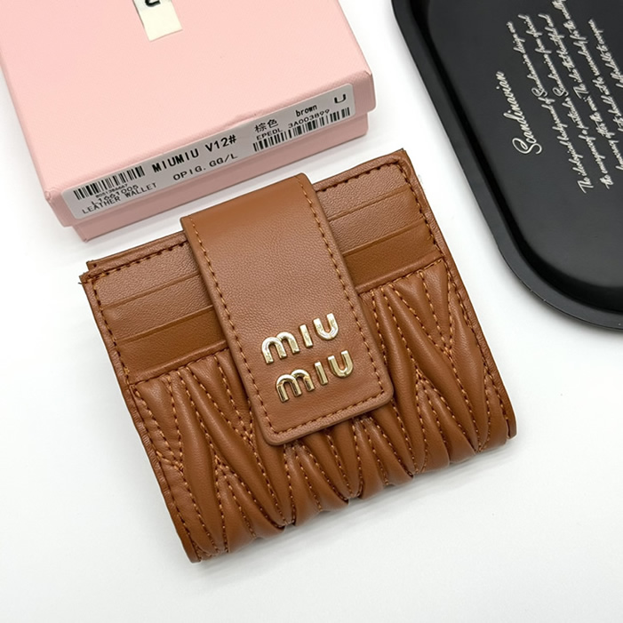 Miu Miu レザー コンパクトカードホルダー ブラック miumiuV12