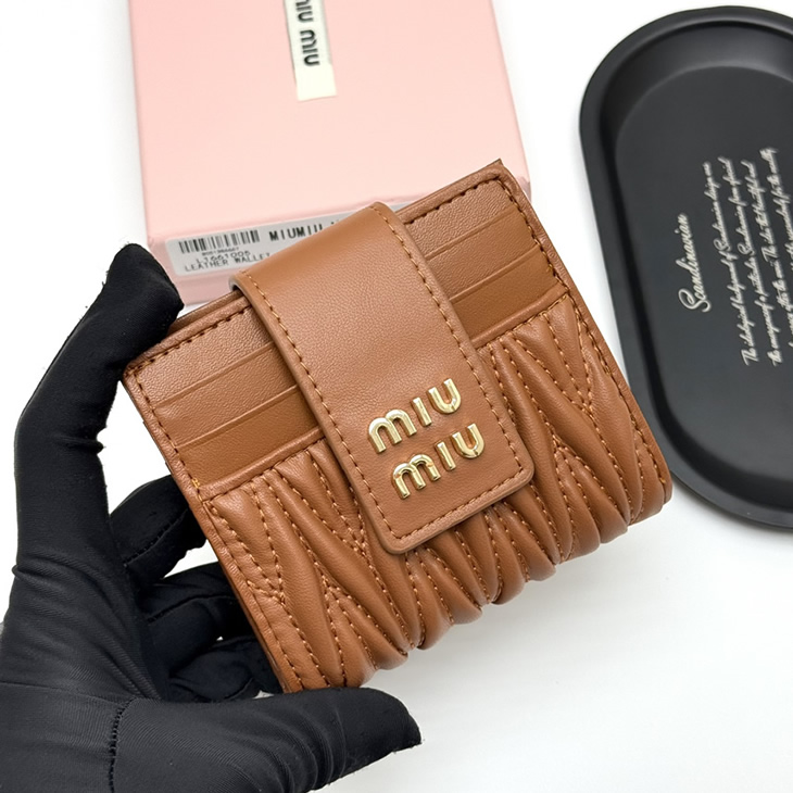 Miu Miu レザー コンパクトカードホルダー ブラック miumiuV12 - 画像 (2)