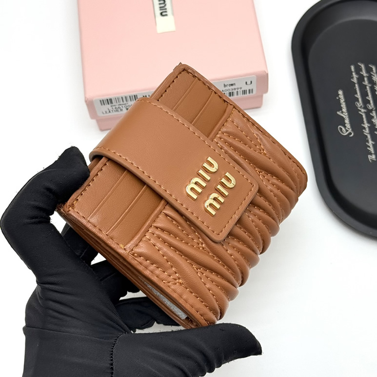 Miu Miu レザー コンパクトカードホルダー ブラック miumiuV12 - 画像 (3)
