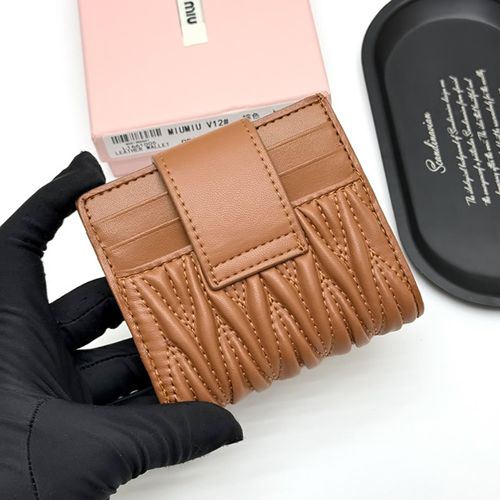 Miu Miu レザー コンパクトカードホルダー ブラック miumiuV12 - 画像 (4)