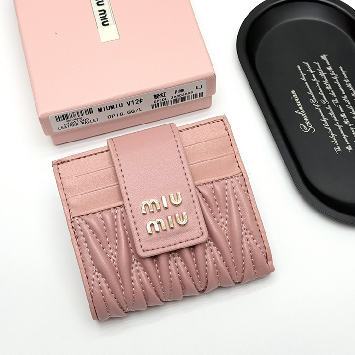 Miu Miu マテラッセレザー コンパクトウォレット ピンク miumiuV12