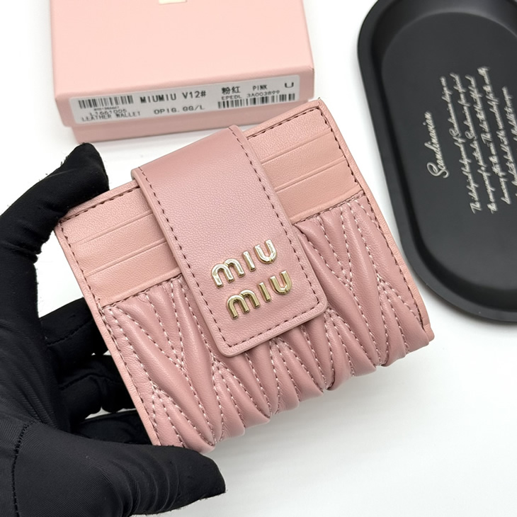 Miu Miu マテラッセレザー コンパクトウォレット ピンク miumiuV12 - 画像 (2)