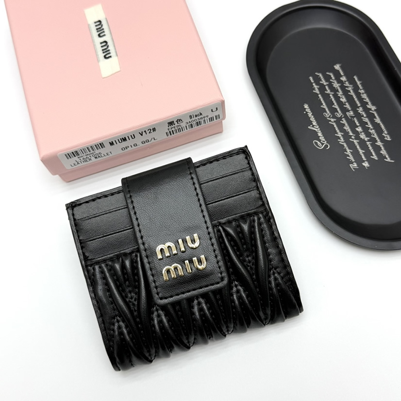 Miu Miu マテラッセレザー コンパクトウォレット ブラック miumiuV12