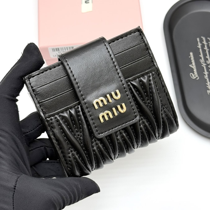 Miu Miu マテラッセレザー コンパクトウォレット ブラック miumiuV12 - 画像 (2)
