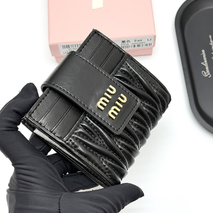 Miu Miu マテラッセレザー コンパクトウォレット ブラック miumiuV12 - 画像 (3)