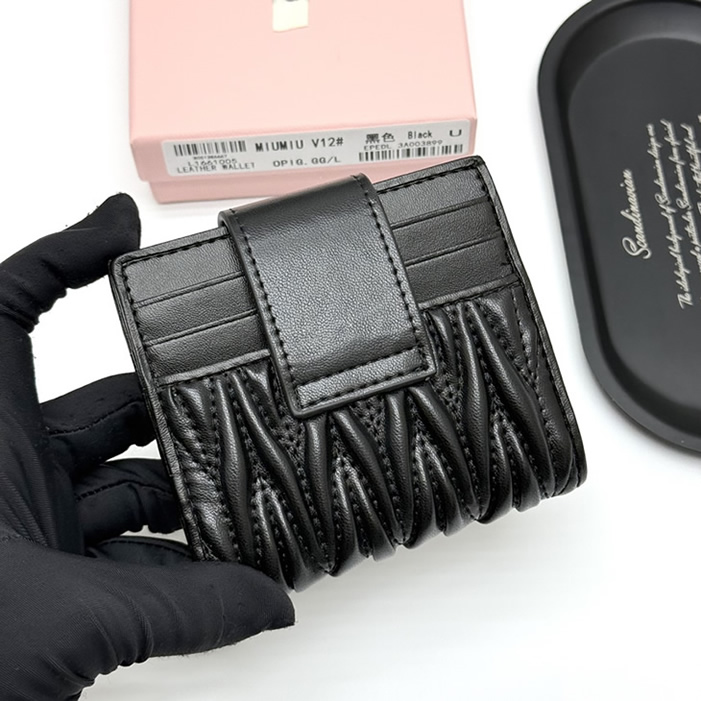 Miu Miu マテラッセレザー コンパクトウォレット ブラック miumiuV12 - 画像 (4)